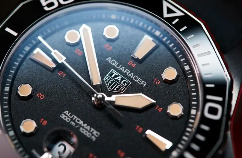 泰格豪雅手表表带上的污渍应该如何处理？